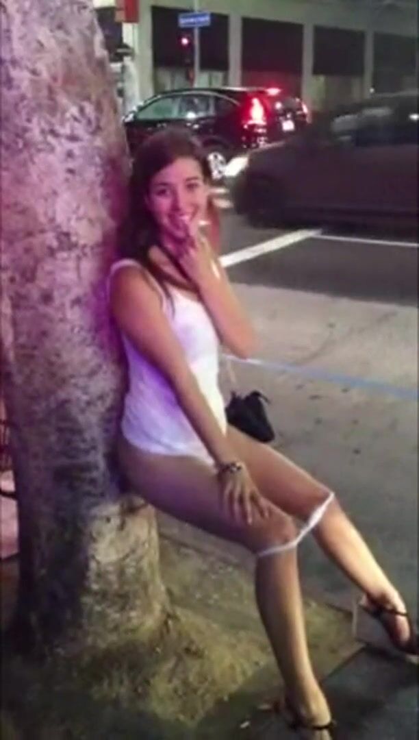 Peeing In Public Without A Care Porn HD Mp4 0 22 612x1080