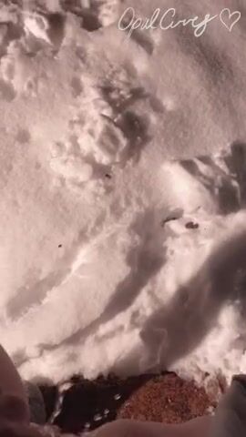 Standing power piss into the snow ❄️♥️