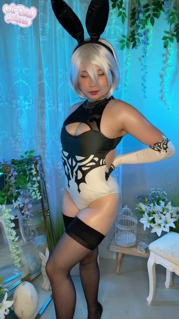 2B bunny tastes her cream ????