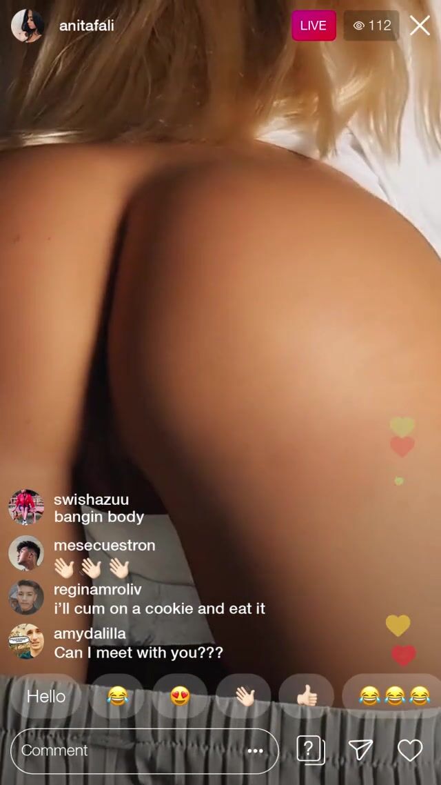 Flashing her bubble butt LIVE