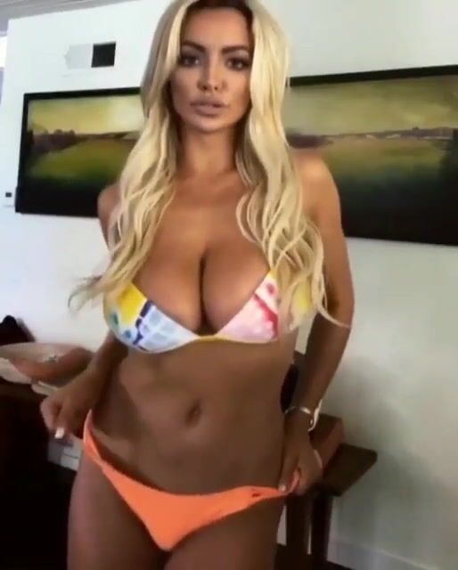 Lindsey Pelas